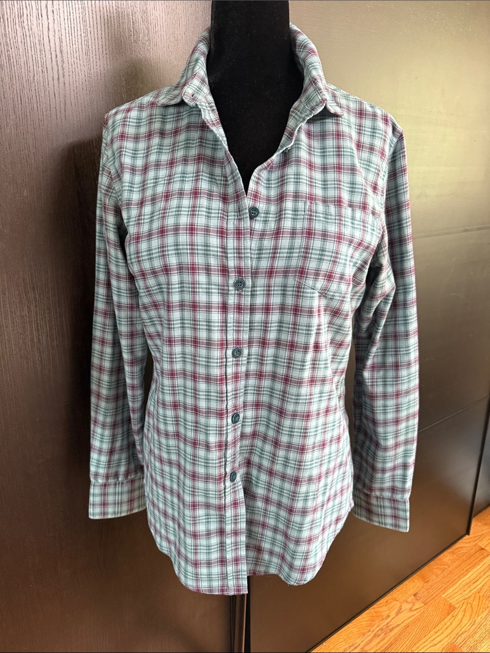 MEC women’s fitted Plaid Button-Up Flannel shirt (M)
